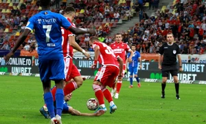 Roman cade după ce a fost împins de Fabbrini jpeg