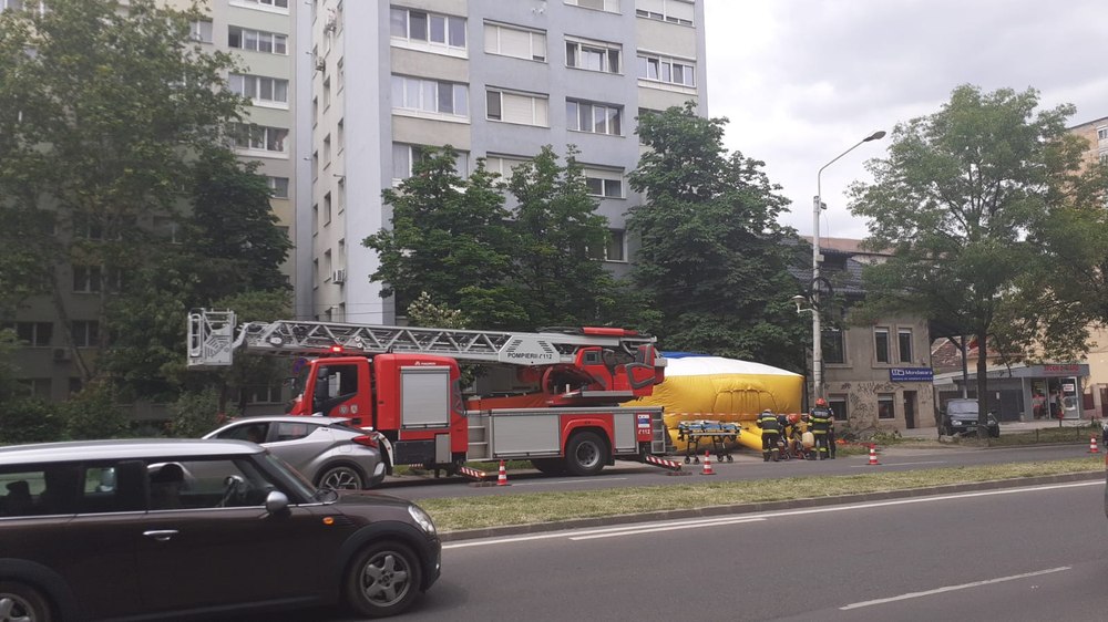 Un subofițer de la unitate militară din Timișoara amenință că se arunca de la etajul șapte al unui bloc 