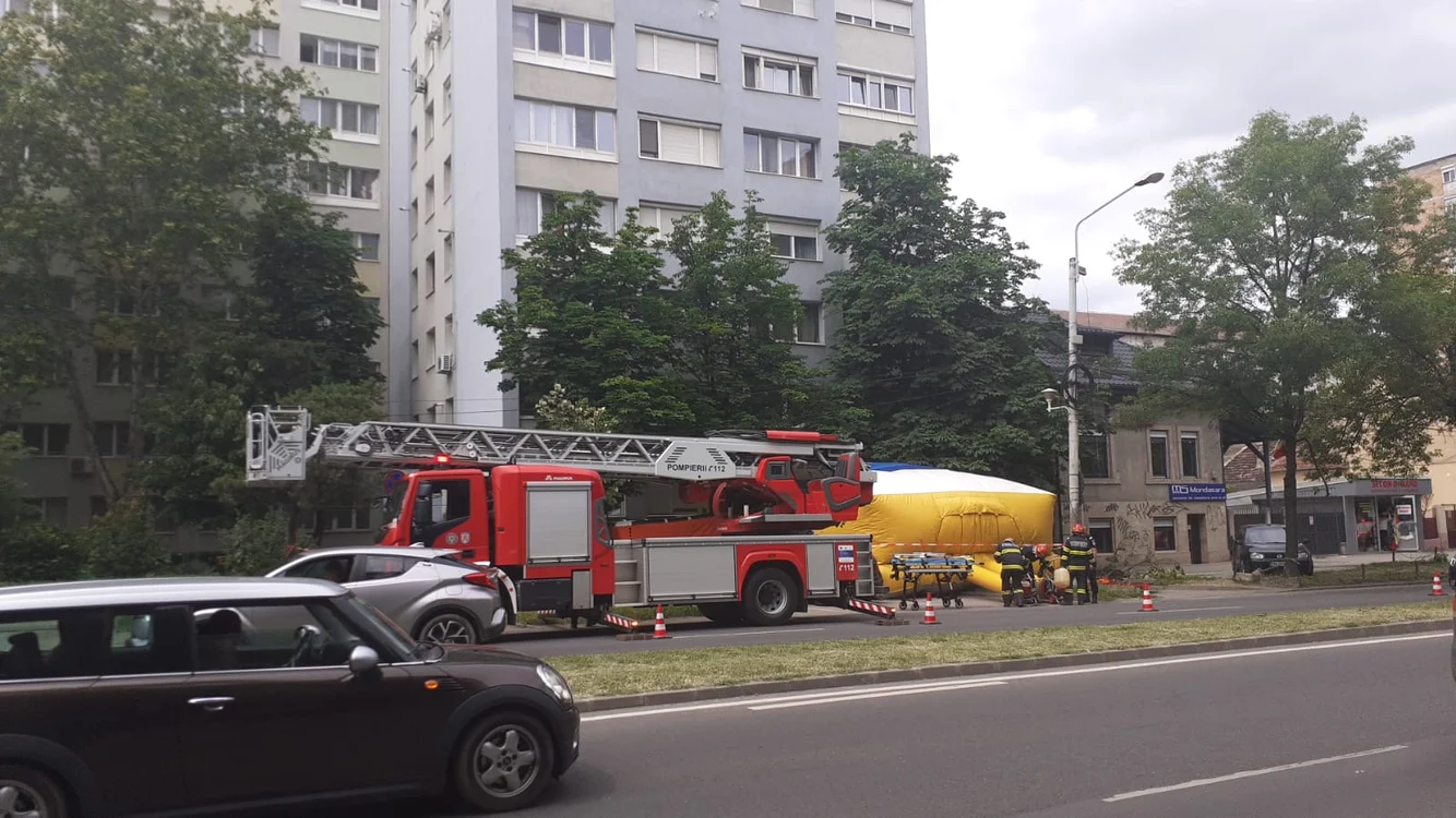 Un bărbat amenință că se aruncă de la etajul șapte FOTO Tion.ro