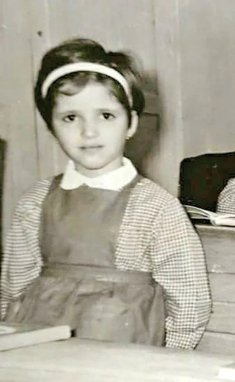 
    Femeia care a înfiat-o  i-a fost mamă în  adevăratul  sens al cuvântului şi i-a  oferit o copilărie fericită  