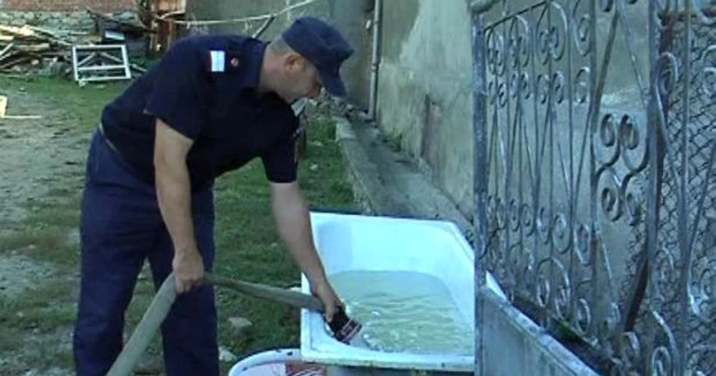 Transportul apei potabile se face cu cisterne de la Inspectoratul Judeţean de Jandarmi Dâmboviţa şi Garnizoana Târgovişte (UM 02305 Târgovişte)