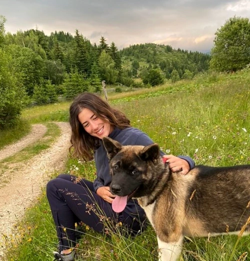 Jucătoarea spaniolă, alături de Ilinca, buna sa prietenă, în Fundata (Braşov)