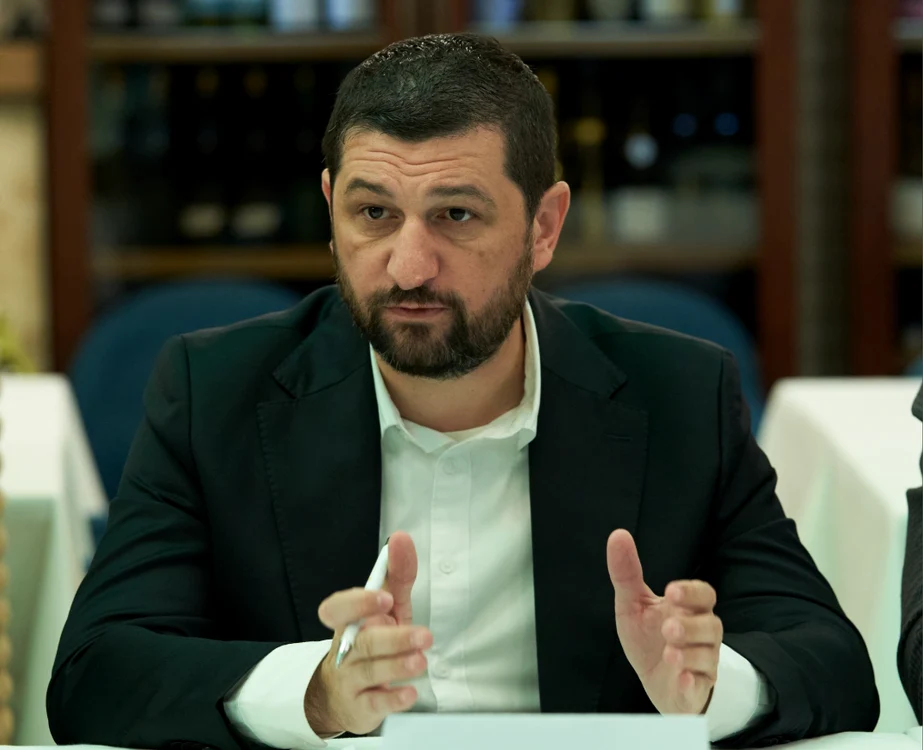 „Domnul George Simion îi ascultă pe toți și face ce vrea el”. FOTO: Facebook/Lulea Marius Dorin