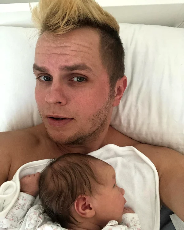 
    Codin Maticiuc și fetița lui Smaranda, care are doar trei săptămâni de viațăfoto: arhiva personală  