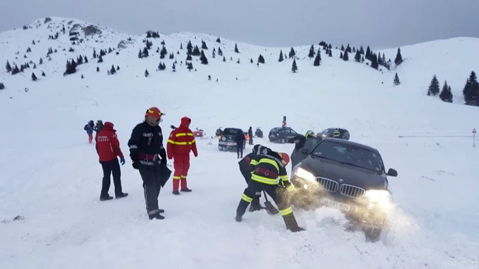 Cel mai probabil, maşina a derapat din cauza gheţii de pe carosabil.