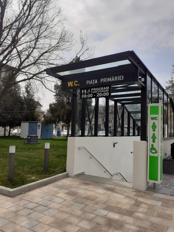 Se poate merge la toaletă şi cu liftul