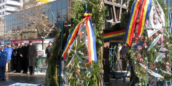 Coroane în memoria eroilor Revoluţiei