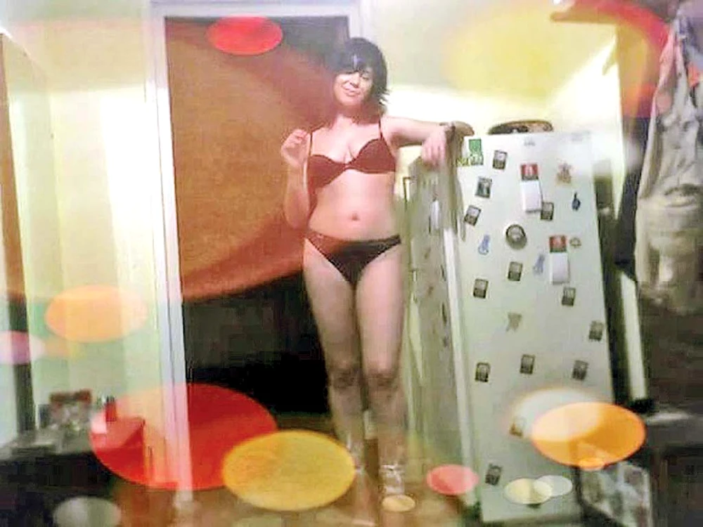 Mariana adoră să pozeze  sexy şi să se mângâie,  lasciv, la videochat