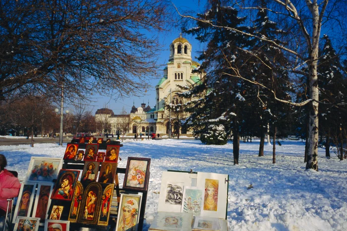 Târg de icoane în parcul din apropierea Catedralei Aleksander Nevsky