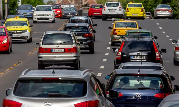 Mașini in trafic în București - poluare - aglomeratie FOTO Shutterstock