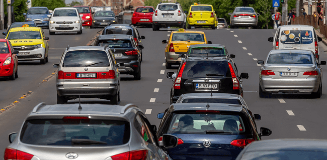 Mașini în trafic