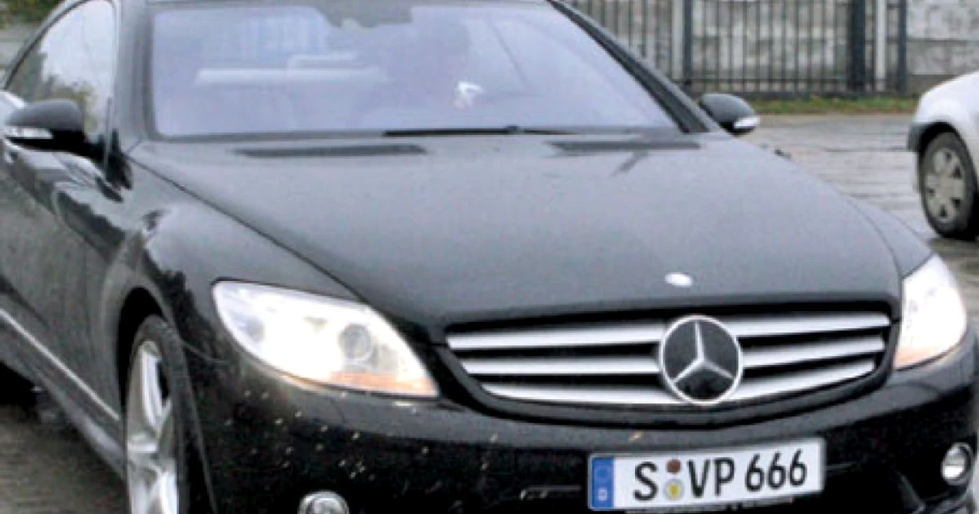 Numărul lui Piţurcă  de la maşină: VP - 666