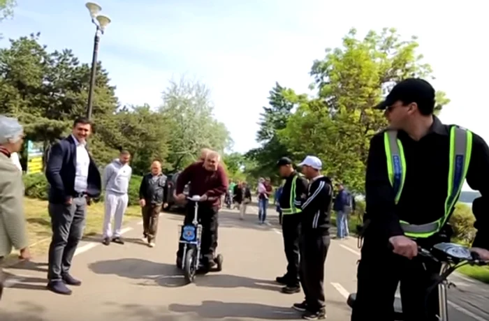 Marius Stan, primarul Galațiului, și Nicolae Bacalbașa, președintele Consiliului Județean, s-au dat îmbrățișați pe trotinetăfoto: captură video