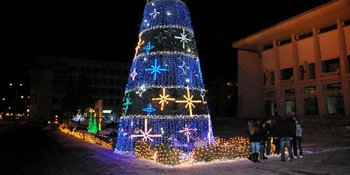 Bradul din centru, pregătit pentru Crăciun