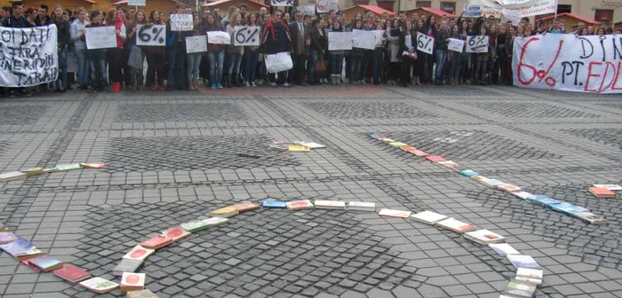 In Piata Mare, studentii au scris cu carti 6%, procentul din PIB pe care il doresc alocat educatiei - Foto Ramona Găină