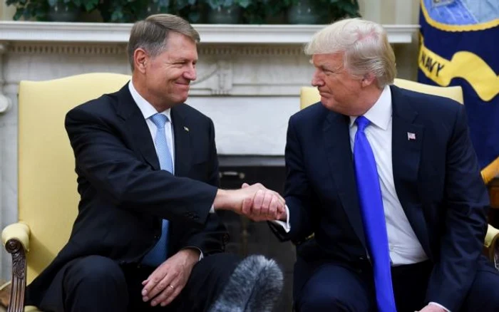 
    Președintele României, Klaus Iohannis, pune în discuție la Casa Albă problema vizelor pentru româniSursa foto: adevarul.ro  