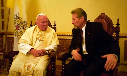 Papa Ioan Paul al II lea a fost primit la Palatul Prezidențial de Emil Constantinescu jpeg