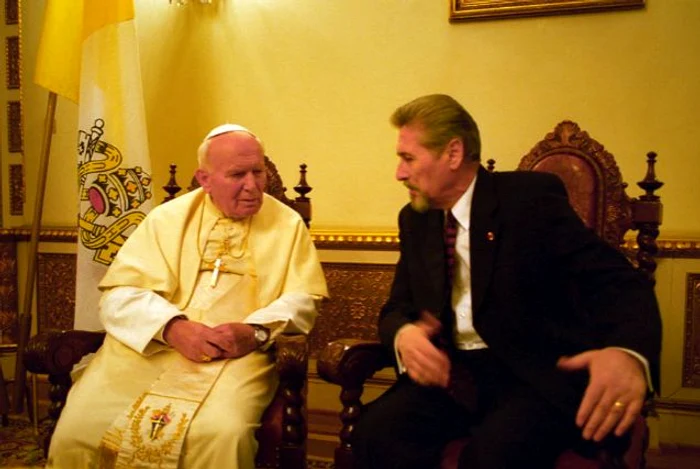 Papa Ioan Paul al II-lea a fost primit la Palatul Prezidențial de Emil Constantinescu