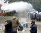 Scene violente între protestatari si poliţişti dupa ce a fost atacat sediul unui partid din Albania. FOTO EPA-EFE