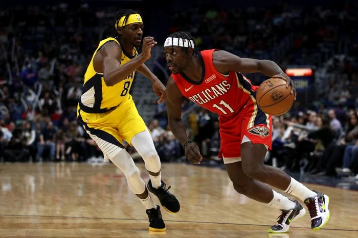 
    Jrue Holiday încearcă să-l depășească pe fratele său, Justin, de la Indiana PacersFOTO: Guliver/ Gettyimages  