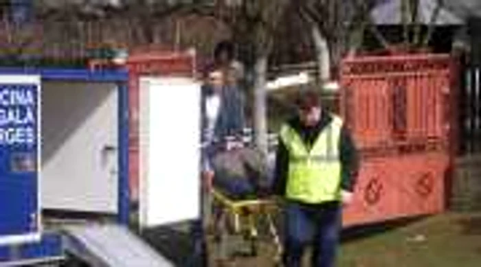 Bărbatul s-a prăbuşit de la înălţimea de patru metri