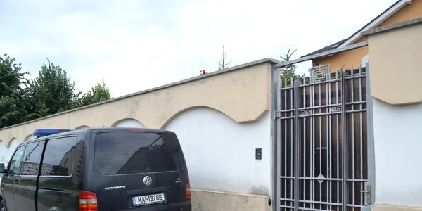 Mascaţii au descins la locuinţa preşedintelui CJ Bacău