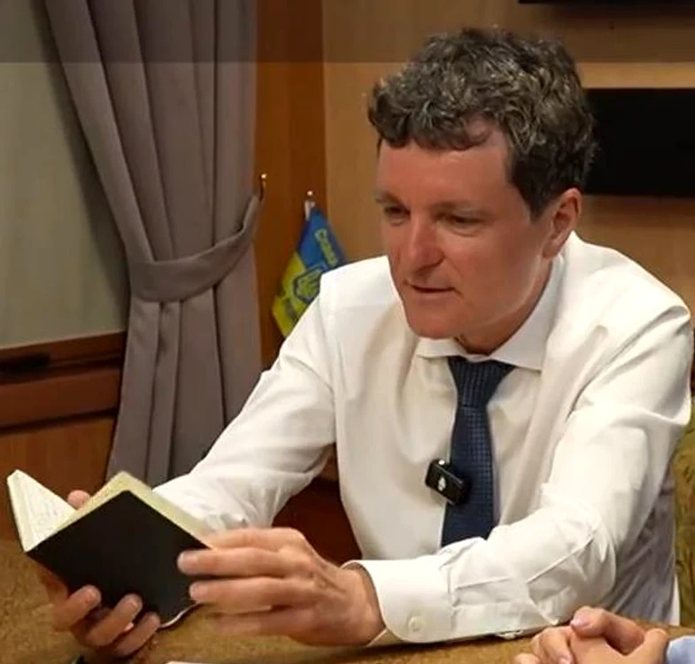 Nicușor Dan, președintele României, răsfoind carnețelul