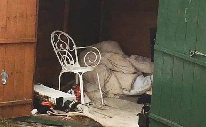 
    Victima dormea pe o podea de lemn, pe care fusese pusă o saltea  