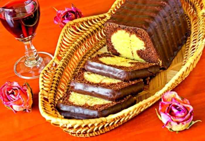 
    Lângă o ceașcă de cafea sau de ceai merge de minune acest chec glazuratclickpoftabuna.ro  