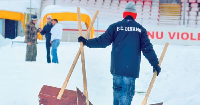 Deţinuţii au încercat să cureţe terenul lui Dinamo