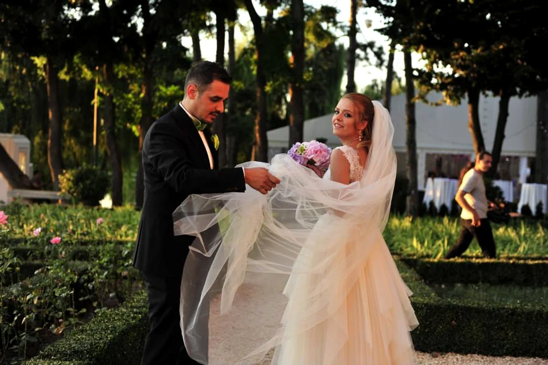 
    În grădina palatului, mirii și invitații lor au realizat zeci de fotografiifoto: arhiva personală  