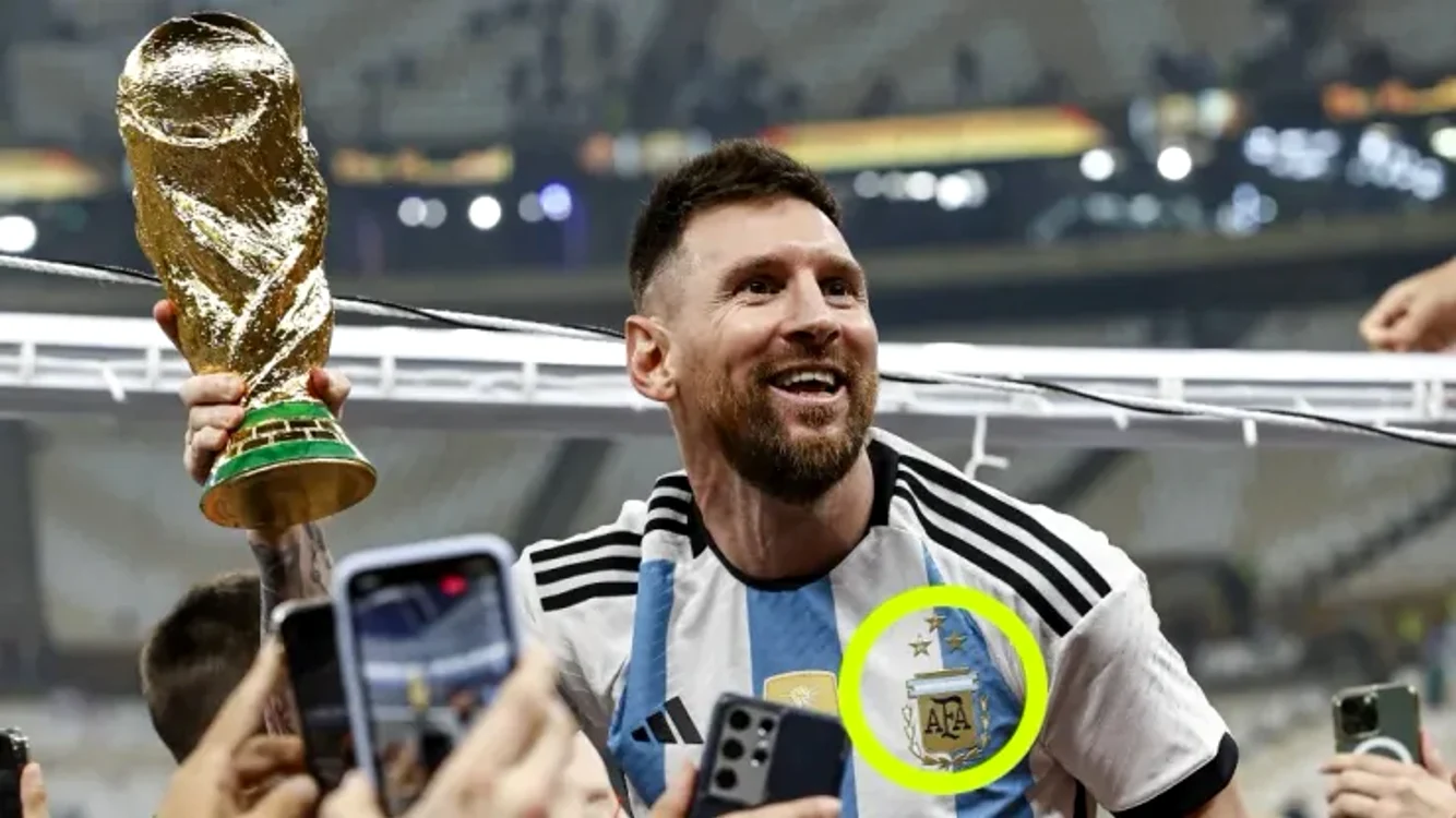 Messi a primit tricoul actualizat cu a treia stea, înainte de a ridica trofeul Cupei Mondiale.