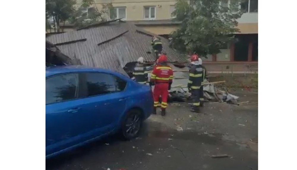 Acoperiş desprins de vânt, căzut peste mai multe maşini în Sibiu. Traficul a fost închis