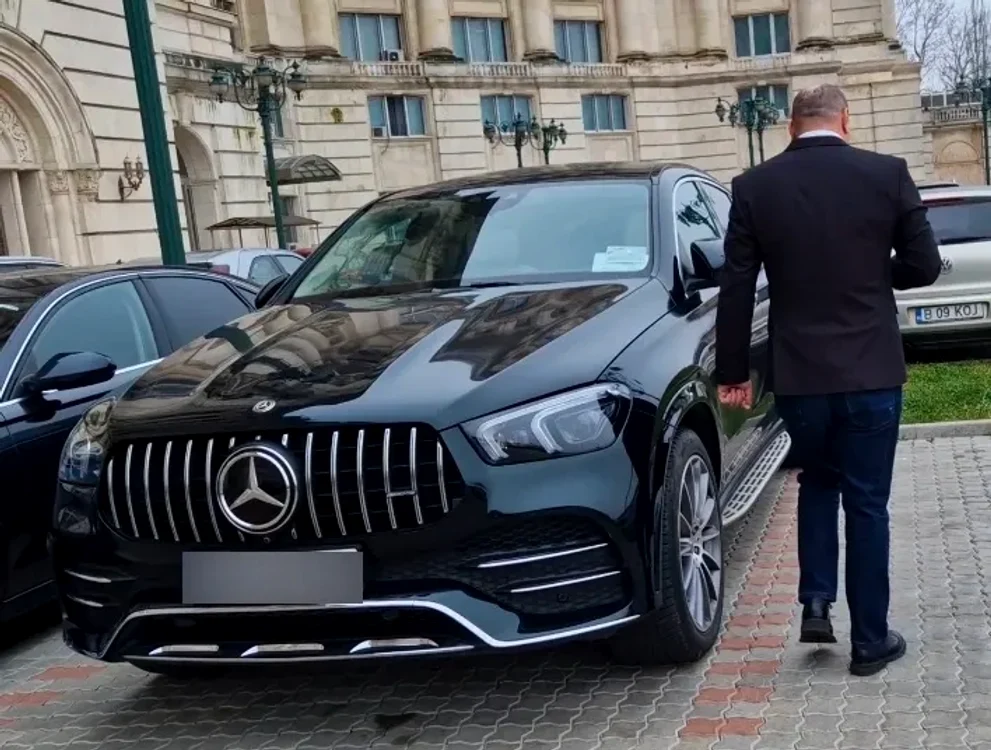 Deputatul SOS Mihai Caragață a venit la Parlament cu un SUV Mercedes GLE FOTO: HotNews