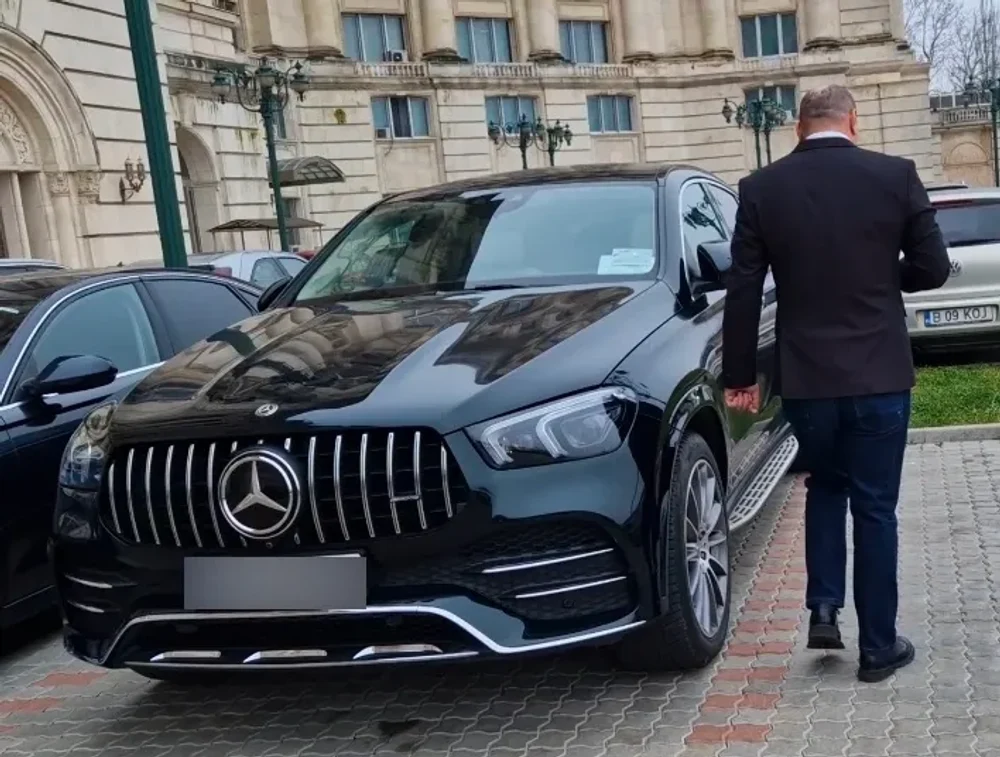 Deputat SOS, surprins la Parlament cu un Mercedes de lux care nu apare în acte. Ce mașină figurează în declarația sa de avere