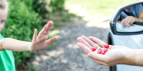 Agresor sexual ademenește fetițe cu dulciuri FOTO Shutterstock 