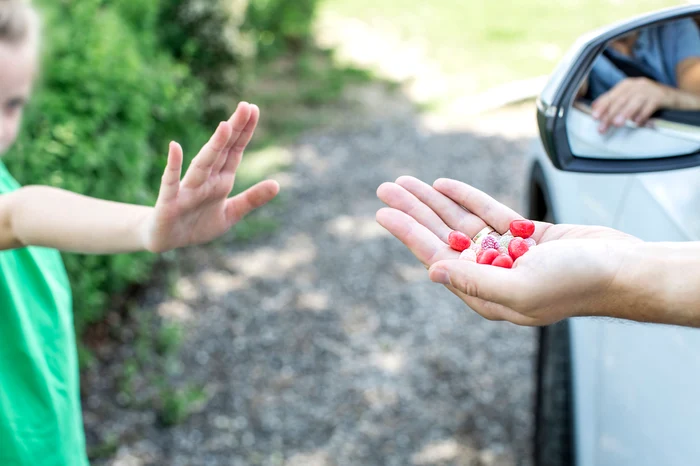 Bărbatul are magazin lângă o școală FOTO Shutterstock