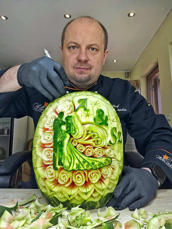 Lucrează și peste zece ore la o sculptură FOTO arhivă personală