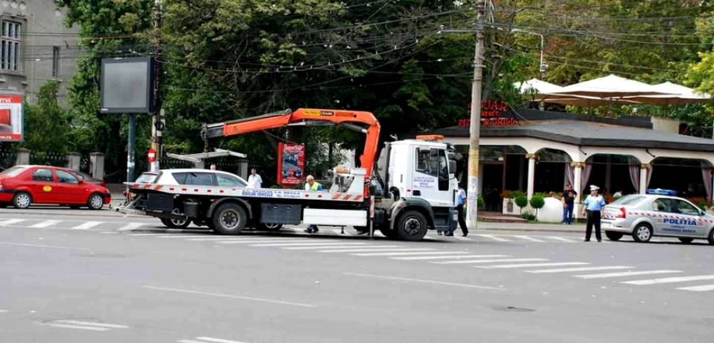 Autospeciala Braicar nu mai este folosită pentru ridicarea maşinilor de pe domeniul public   FOTO Florentin Coman