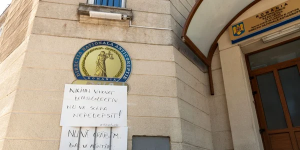 Candele cu portretele victimelor incendiului din clubul Colectiv şi mesaje sunt puse la intrarea în sediul DNA Bucuresti Acţiunea este organizată de asociaţia Colectiv GTG 3010 Foto Inquam Photos Liviu Florin Albei