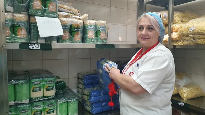 Valentina, în depozitul cu produse neperisabile. Sursa foto: Adevărul