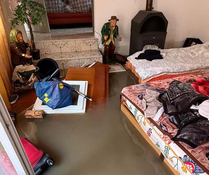 Inundații în județul Caraș-Severin. Pompierii intervin pentru evacuarea apei din mai multe gospodării