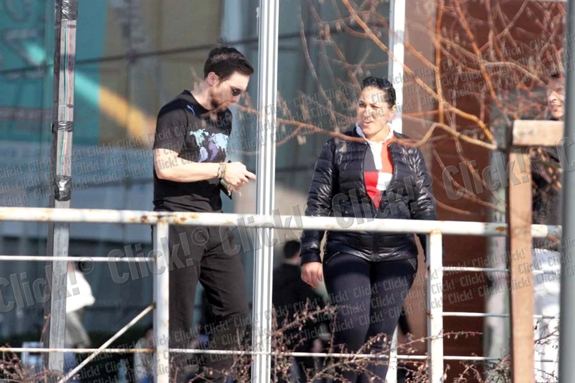
    Dani Oțil e mai captivat  de telefon decât de  admiratoare... (Fotografii: Alex Muscaliu)  