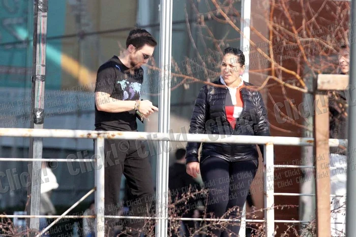 
    Dani Oțil e mai captivat  de telefon decât de  admiratoare... (Fotografii: Alex Muscaliu)  