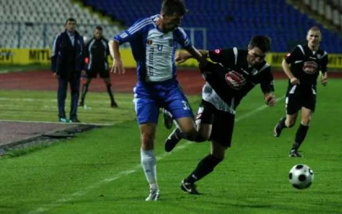 Valentin Bădoi (alb-albastru) îl aşteaptă pe Piţurcă la Craiova