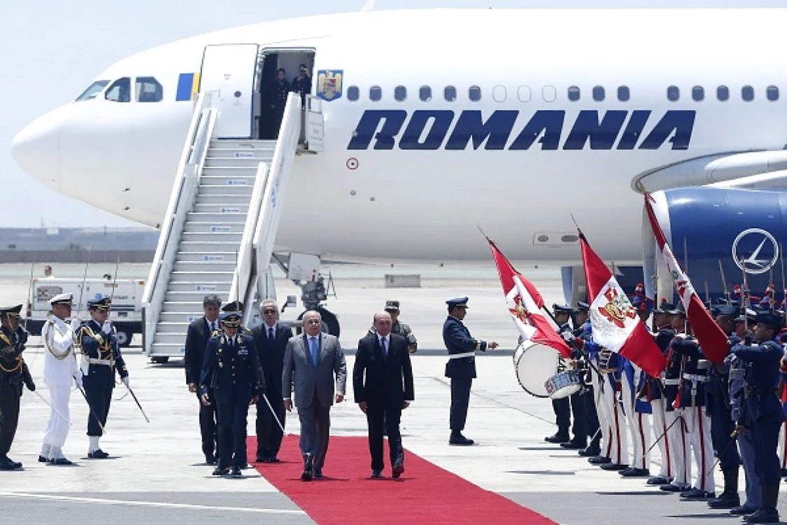 Preşedintele Traian Băsescu (dreapta) a ajuns luni în Peru, fiind întâmpinat pe Aeroportul din Lima de ministrul peruan al Apărării. FOTO: Reuters