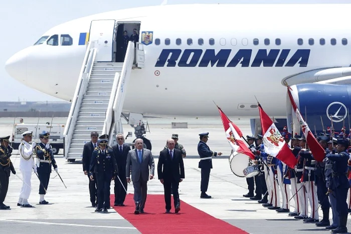 Preşedintele Traian Băsescu (dreapta) a ajuns luni în Peru, fiind întâmpinat pe Aeroportul din Lima de ministrul peruan al Apărării. FOTO: Reuters