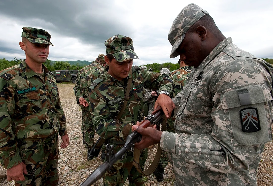 Un militar american învață de la soldații bulgari să folosească o pușcă de asalt AK-47, la 14 mai 20