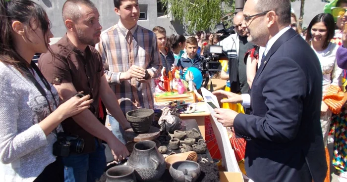 Oaspetele s-a arătat interesat de tot ce i-au prezentat gazdele FOTO Alina Mitran