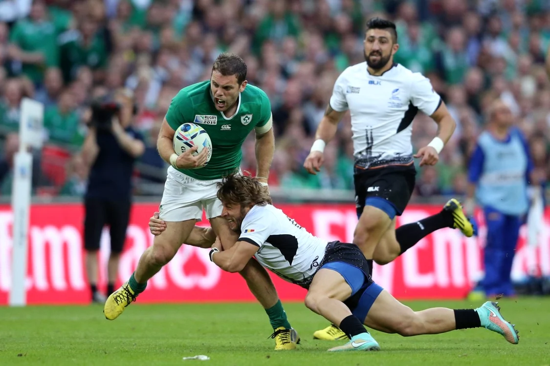 Irlandezul Darren Cave este atacat de Florin Surugiu în timpul meciului de la Cupa Mondială de Rugby între Irlanda şi România pe stadionul Wembley în Londra Marea Britanie FOTO Guliver/GetyImages